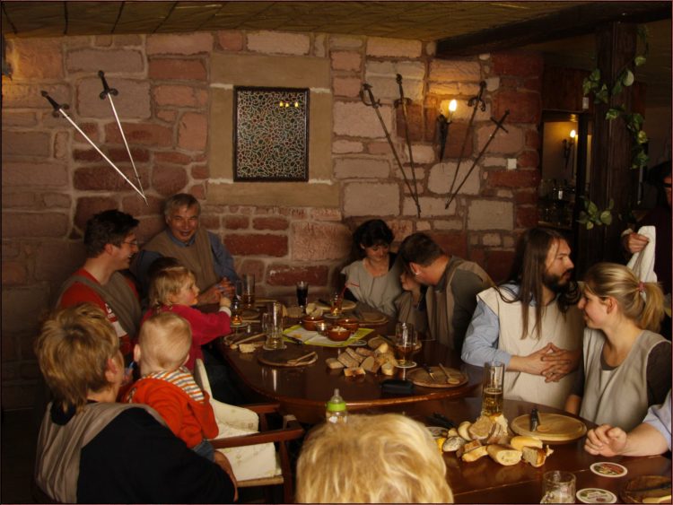 Gedeckte Tafel im Ritterraum