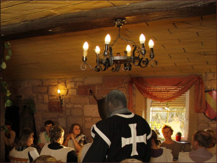 Ritteressen mit Kerzenlicht und historischer Dekoration
